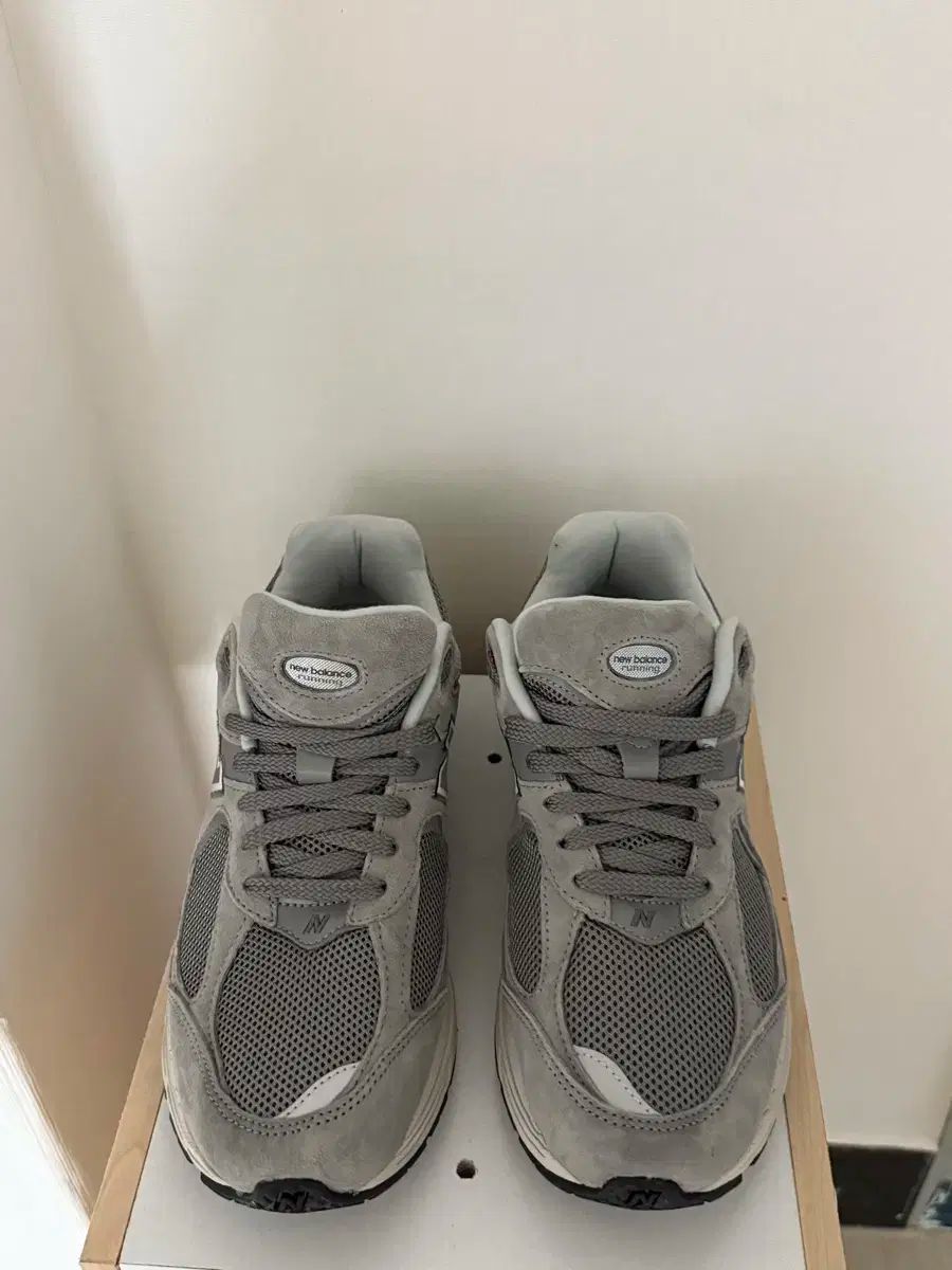 ニューバランス 2002 グレー スニーカー