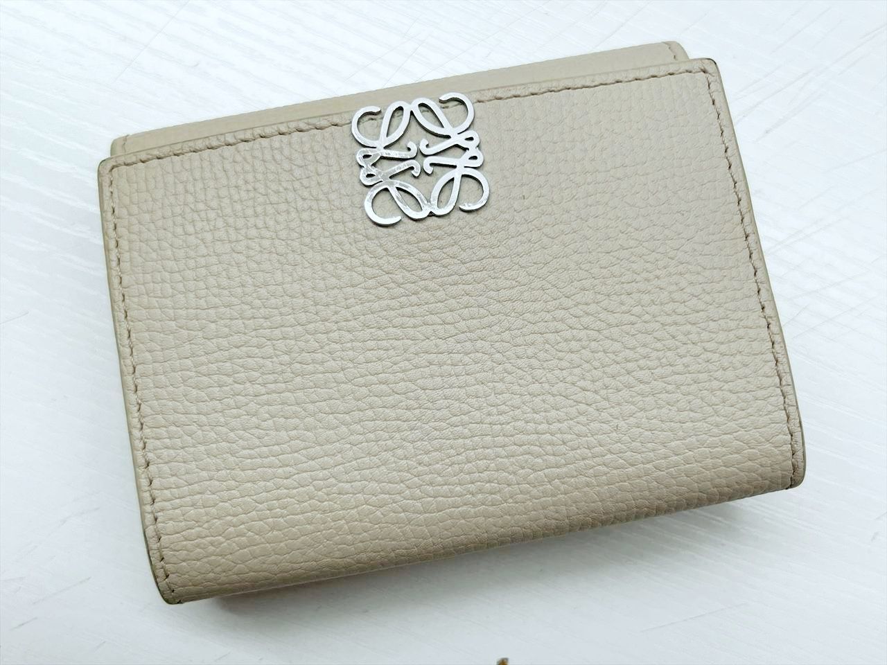良好品 LOEWE ロエベ アナグラム トライフォールドウォレット 三つ折り財布 ライトゴースト