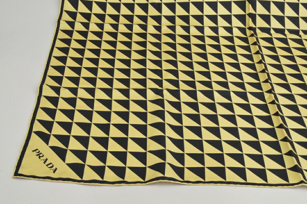 プラダ PRADA トライアングルロゴ プリント シルクスカーフ ブラック イエロー 1 FF 001 レディース F-YA 1165