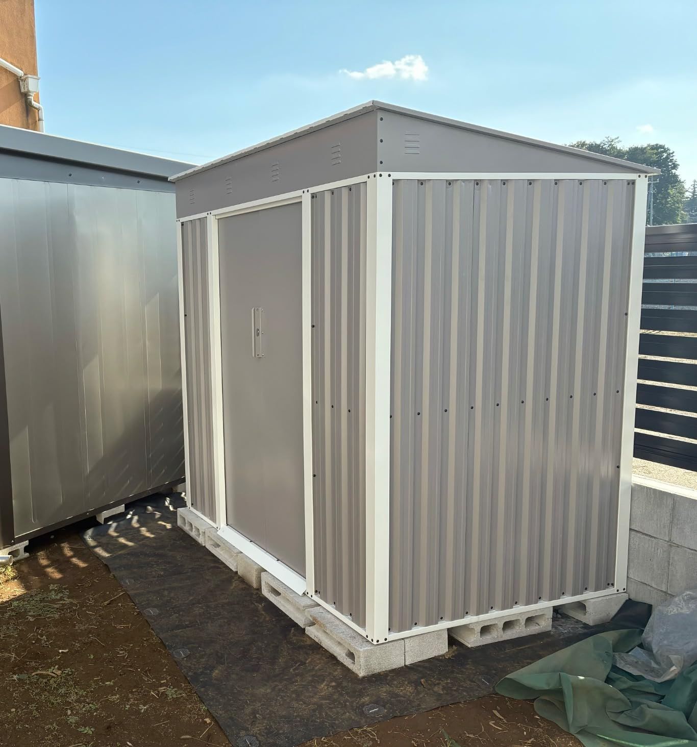 最新モデル スチール製 大型屋外物置 180 120 185 cm 防水 防錆 引き戸 大容量2700 L 換気 耐久強化モデル