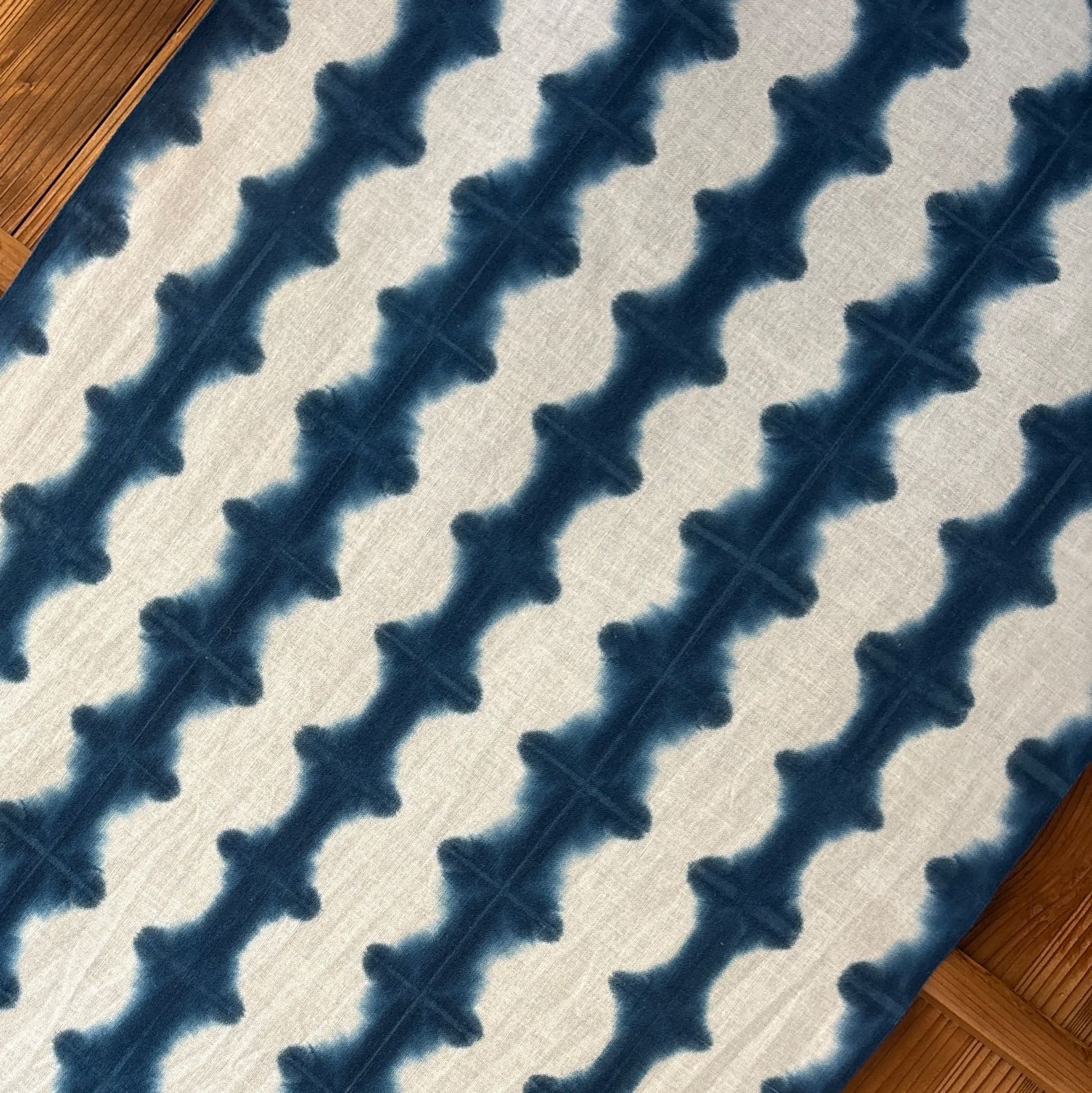 オーダー 手染め 藍染 雪花絞り生地 さらしおんぶ抱っこ紐 s31【sato】藍染 今日の手ぬぐい 鎖みたいな面白雪花絞り♪ 日本手拭い