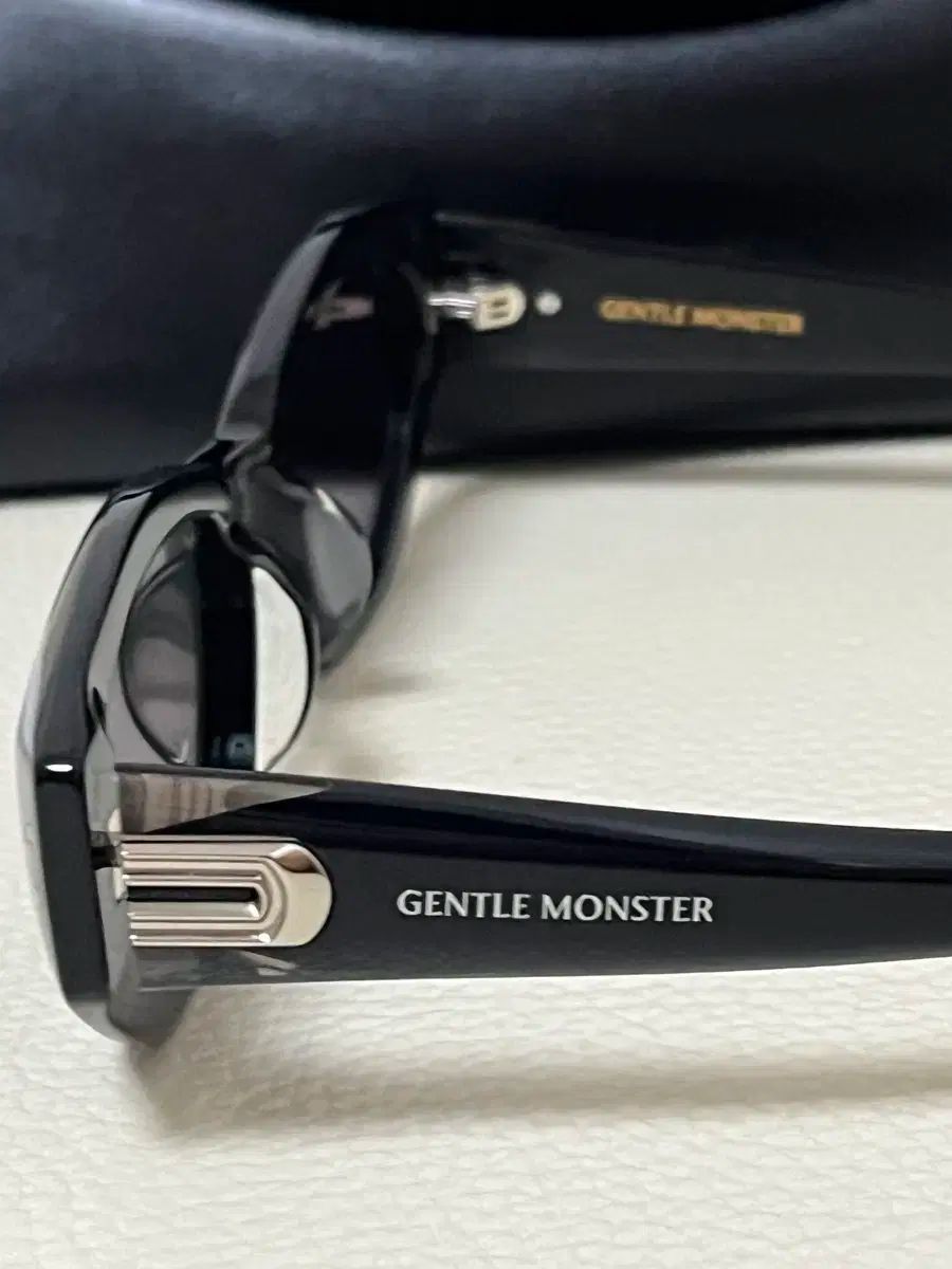  GENTLE MONSTER ジェントルモンスター DA DA! 01 ブラック サングラス 小物