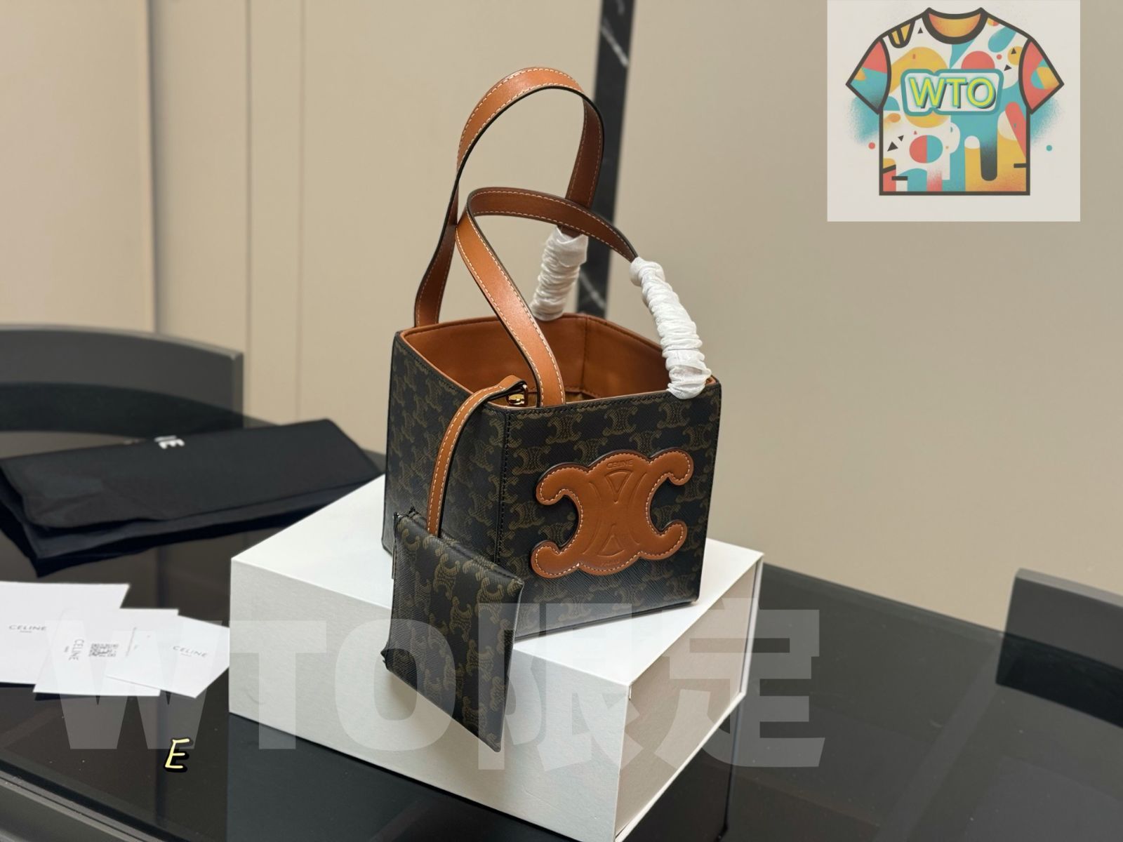 今日 Celine New Handheld Box Bag Monogram セリーヌ ニュー ハンドヘルド ボックスバッグ モノグラム -WT0輸入