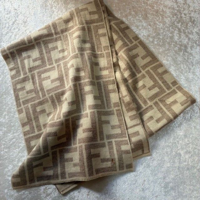 Fendi マフラー　ズッカ　タグ無し FENDI マフラー ズッカ タグ無し 美品 - メルカリ