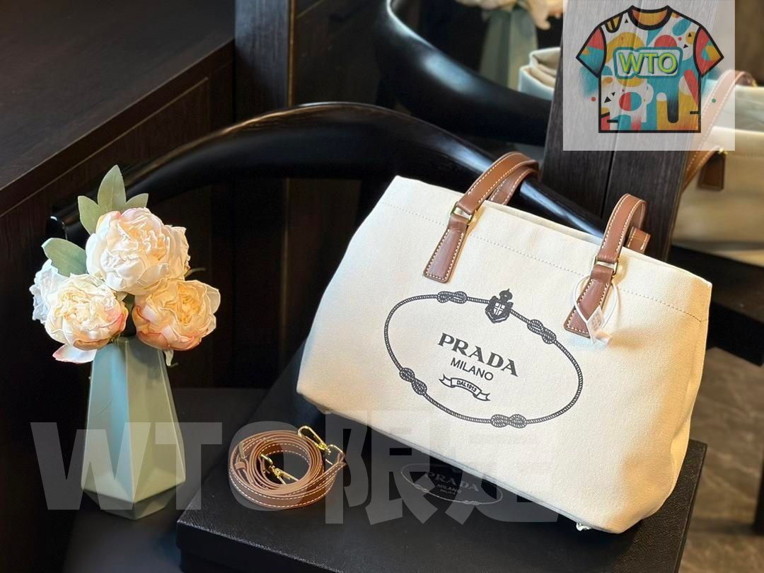 PRADAプラダの通勤必須のキャンバスショルダーバッグ