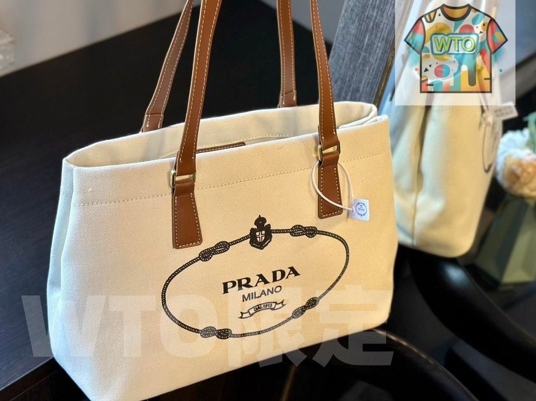 PRADAプラダの通勤必須のキャンバスショルダーバッグ｜ ｜