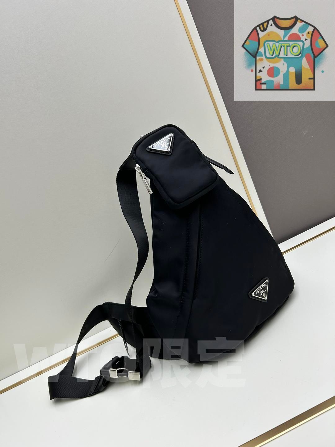 PRADA 男性用の胸ポーチ シンプルで洗練されたデザイン| |