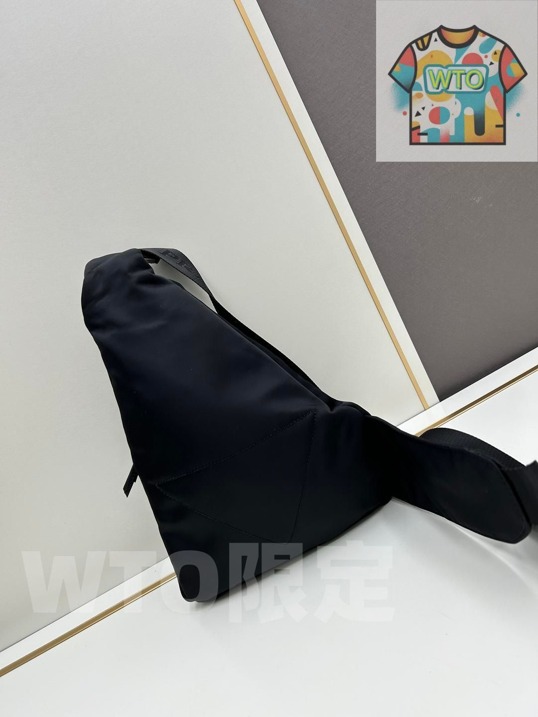 PRADA 男性用の胸ポーチ シンプルで洗練されたデザイン| |