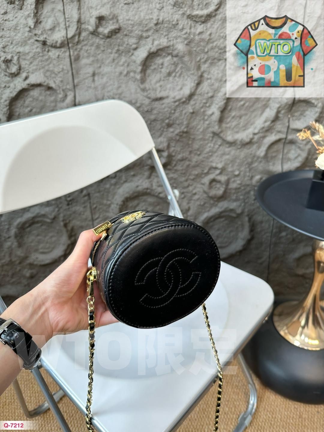 黒い円筒形の化粧ポーチ｜