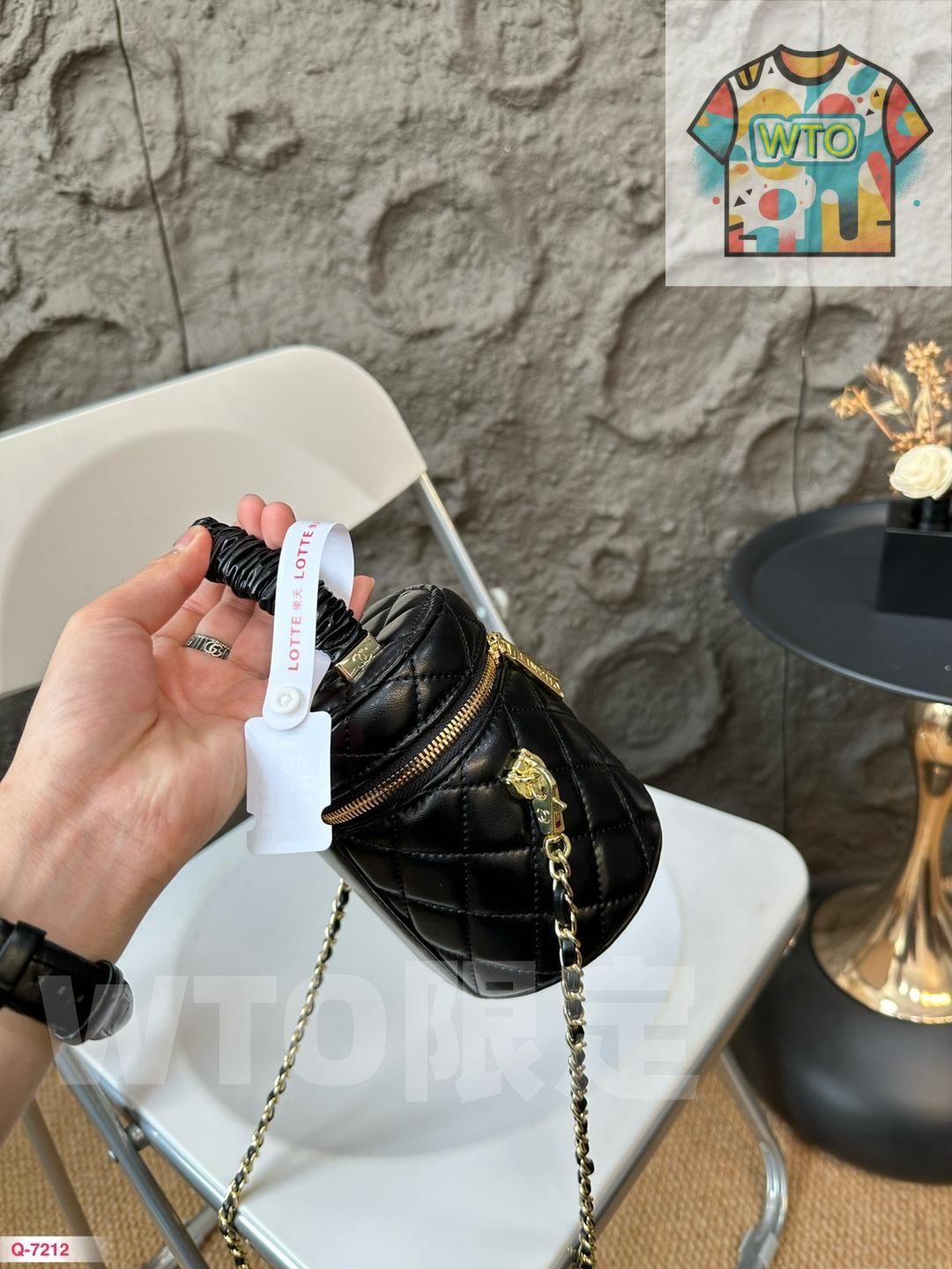 chanle 黒い円筒形の化粧ポーチ｜