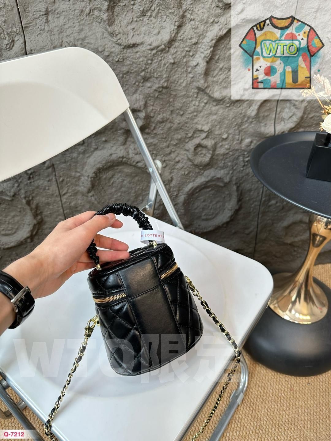 黒い円筒形の化粧ポーチ｜ ｜