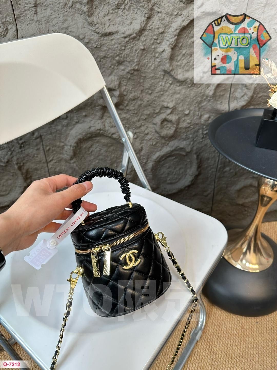 黒い円筒形の化粧ポーチ｜