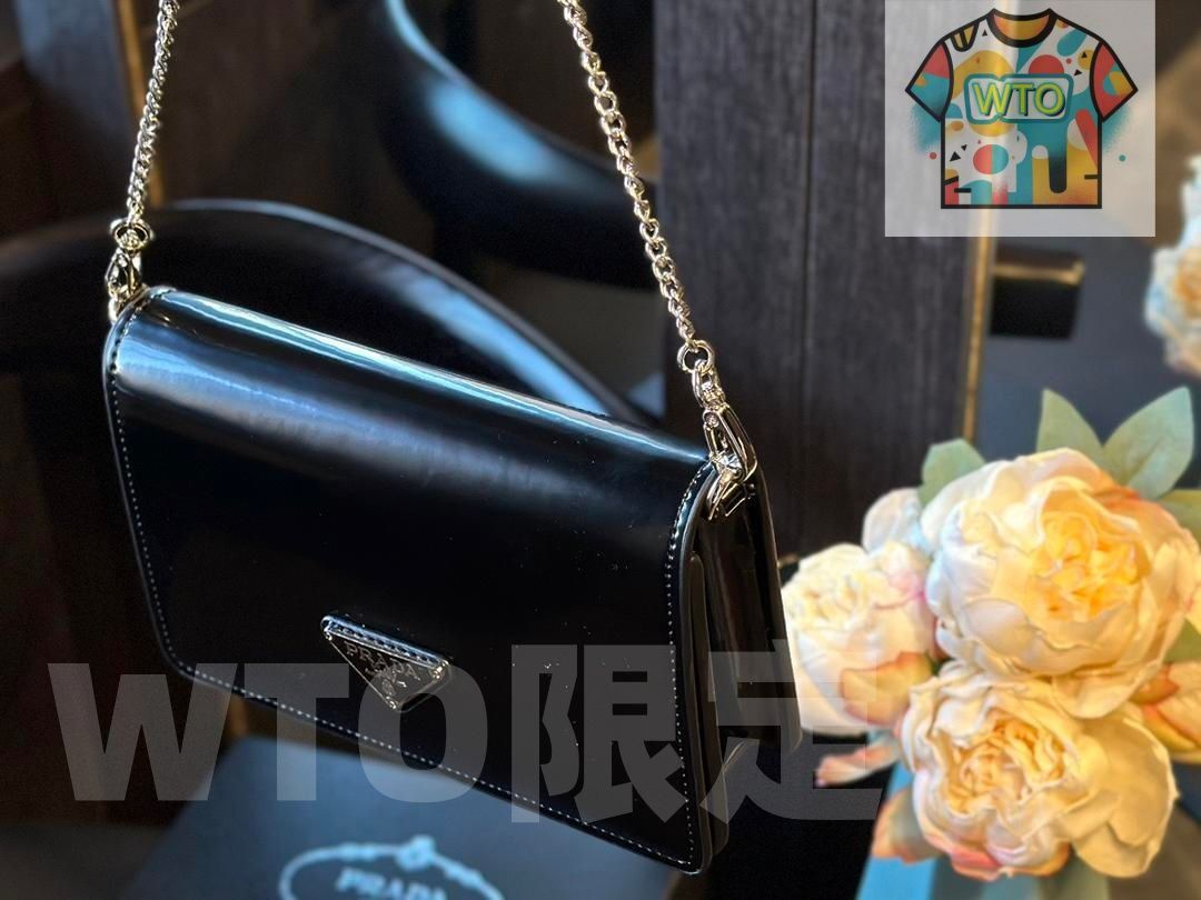 PRADAプラダの超美しいブラックショルダーバッグ｜