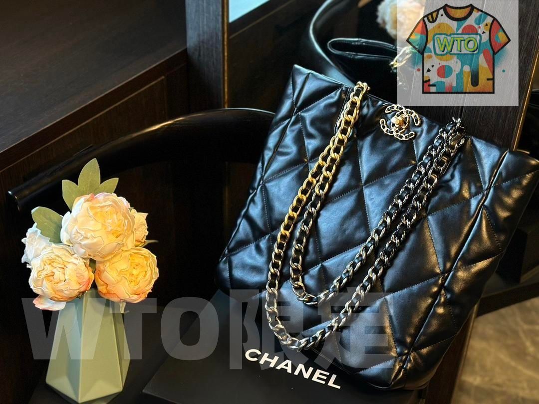 シャネルの大人っぽいダイヤモンドキルティングのブラックショルダーバッグ| |