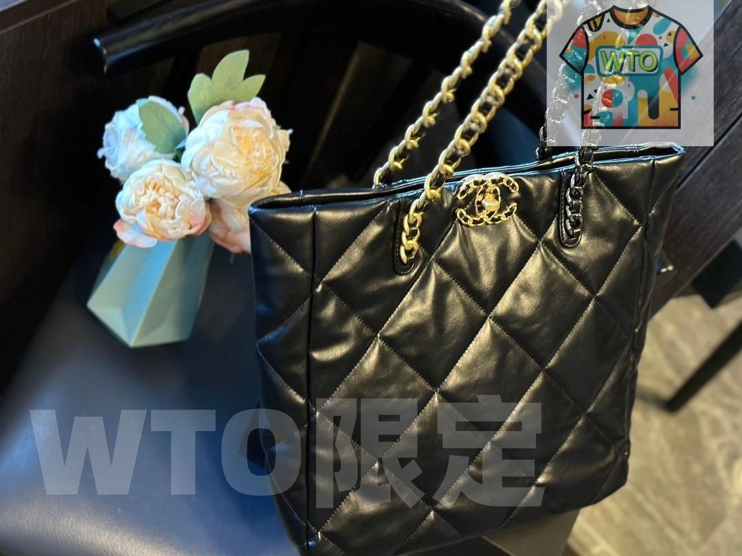 シャネルの大人っぽいダイヤモンドキルティングのブラックショルダーバッグ｜ ｜