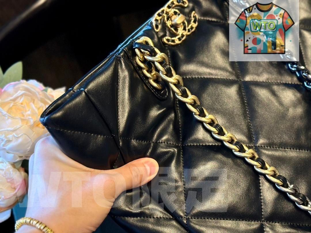 シャネルの大人っぽいダイヤモンドキルティングのブラックショルダーバッグ｜