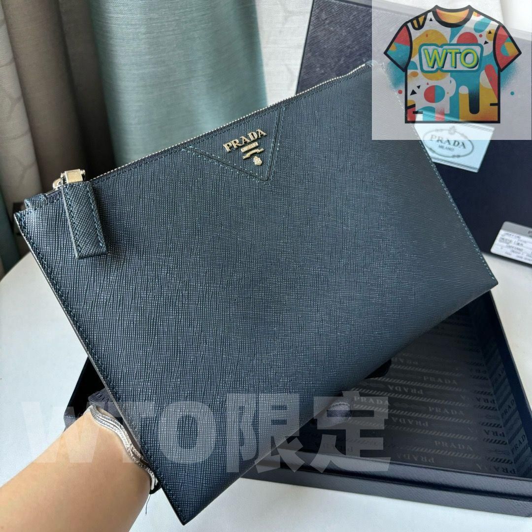 Prada プラダのクラッチバッグ 手触りが滑らか シンプルな外観| |