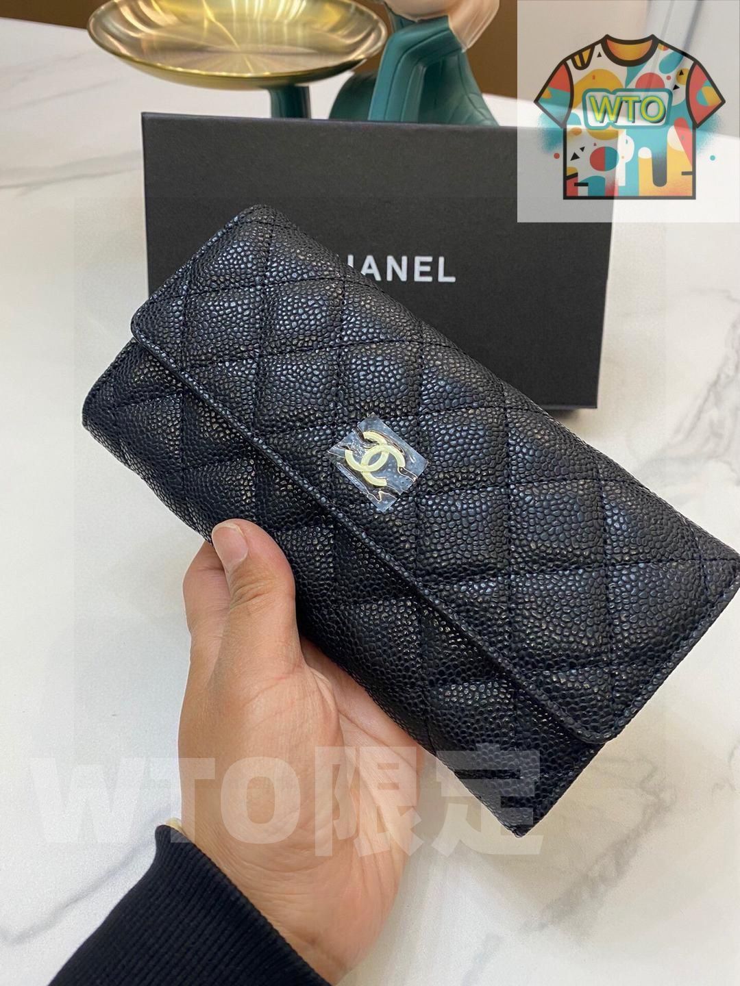 CHANELシャネルのシンプルな女性用ブラック財布｜