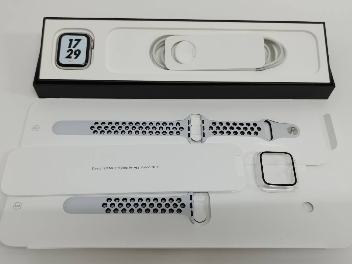 Apple Watch Nike SE GPS セルラー 40 mm A 2355 シルバー MYYW 2 J