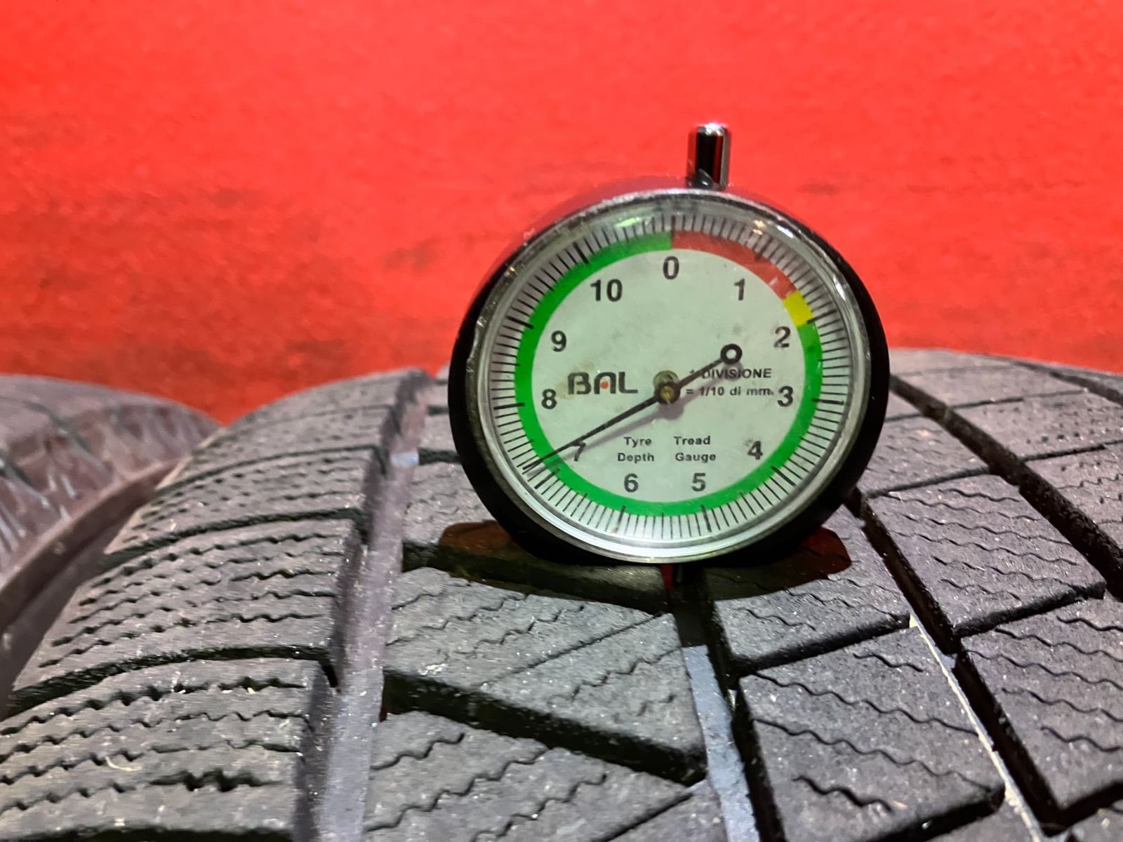 スタッドレスタイヤ 245