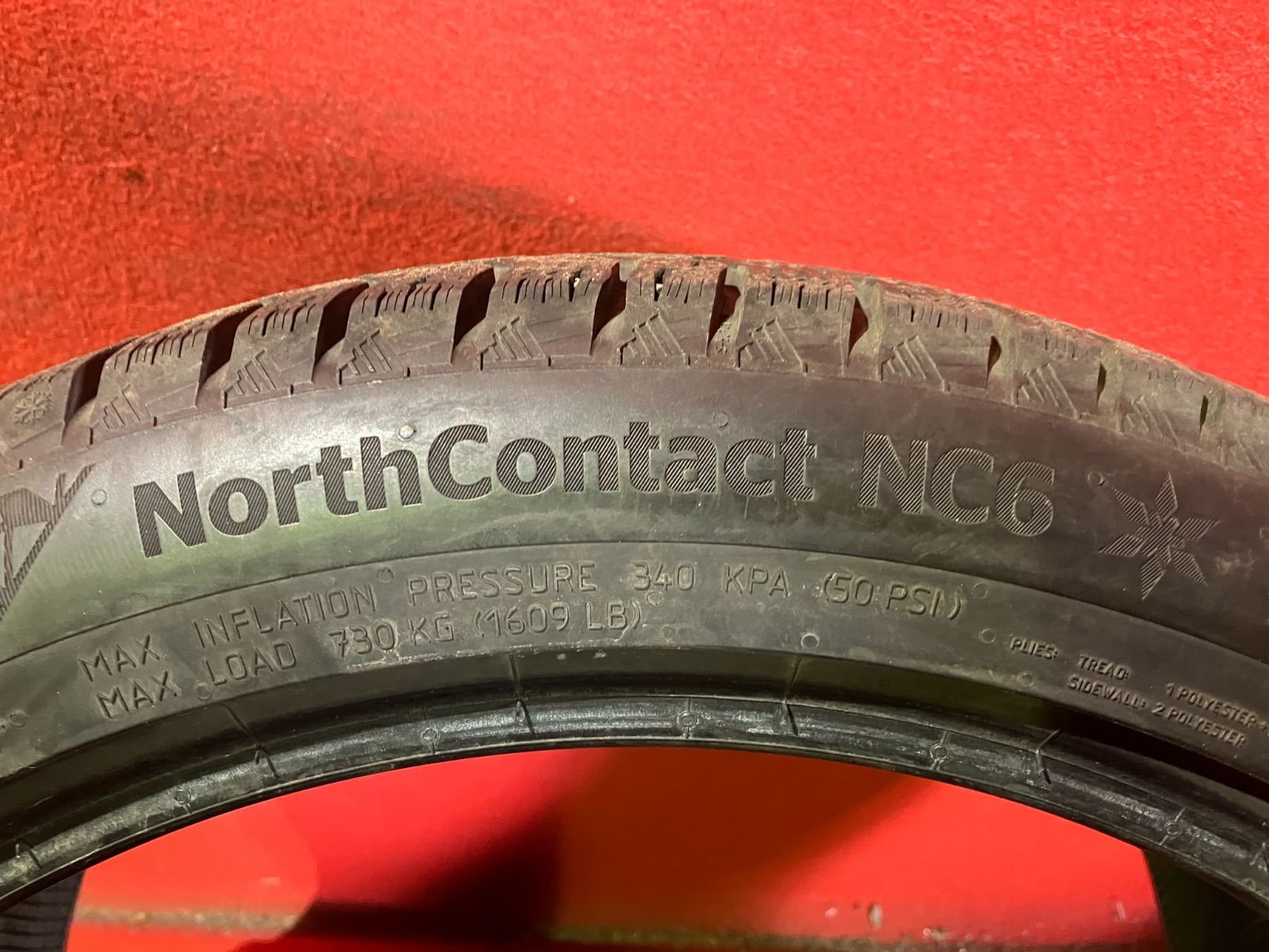 スタッドレスタイヤ 245