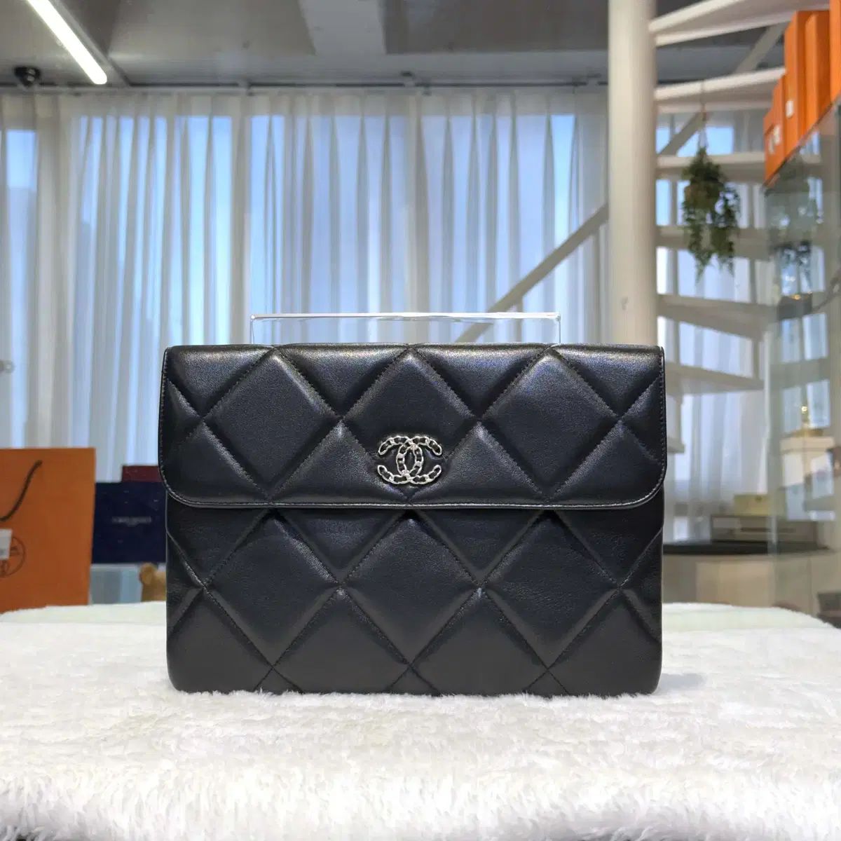 シャネル 19 ラム スキン キルティング ラブ クラッチバッグ ブラック シルバー 31番台-H111102