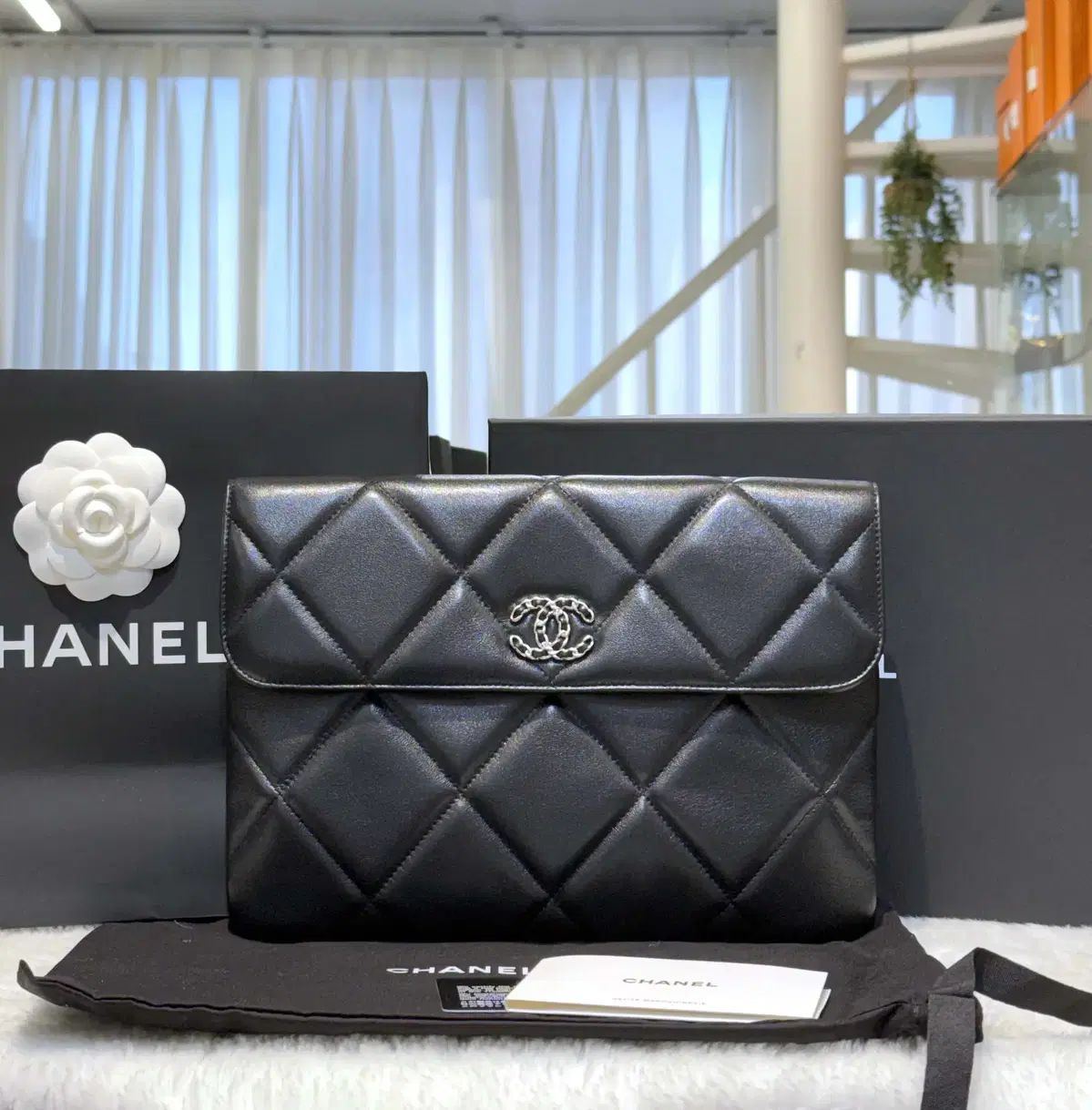 シャネル 19 ラム スキン キルティング ラブ クラッチバッグ ブラック シルバー 31番台-H111102