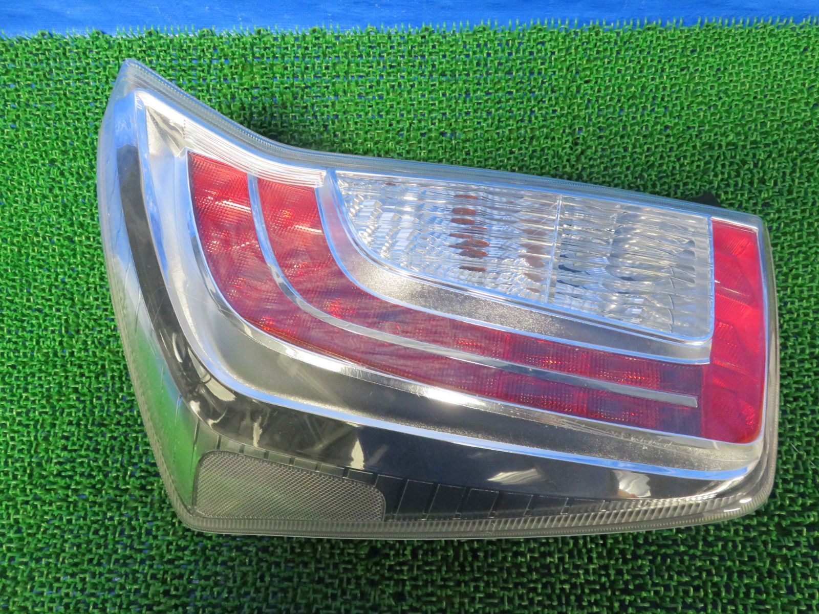 トヨタ 良品 ZVW30 前期 プリウス 純正 テールライト右 STANLEY 47-37