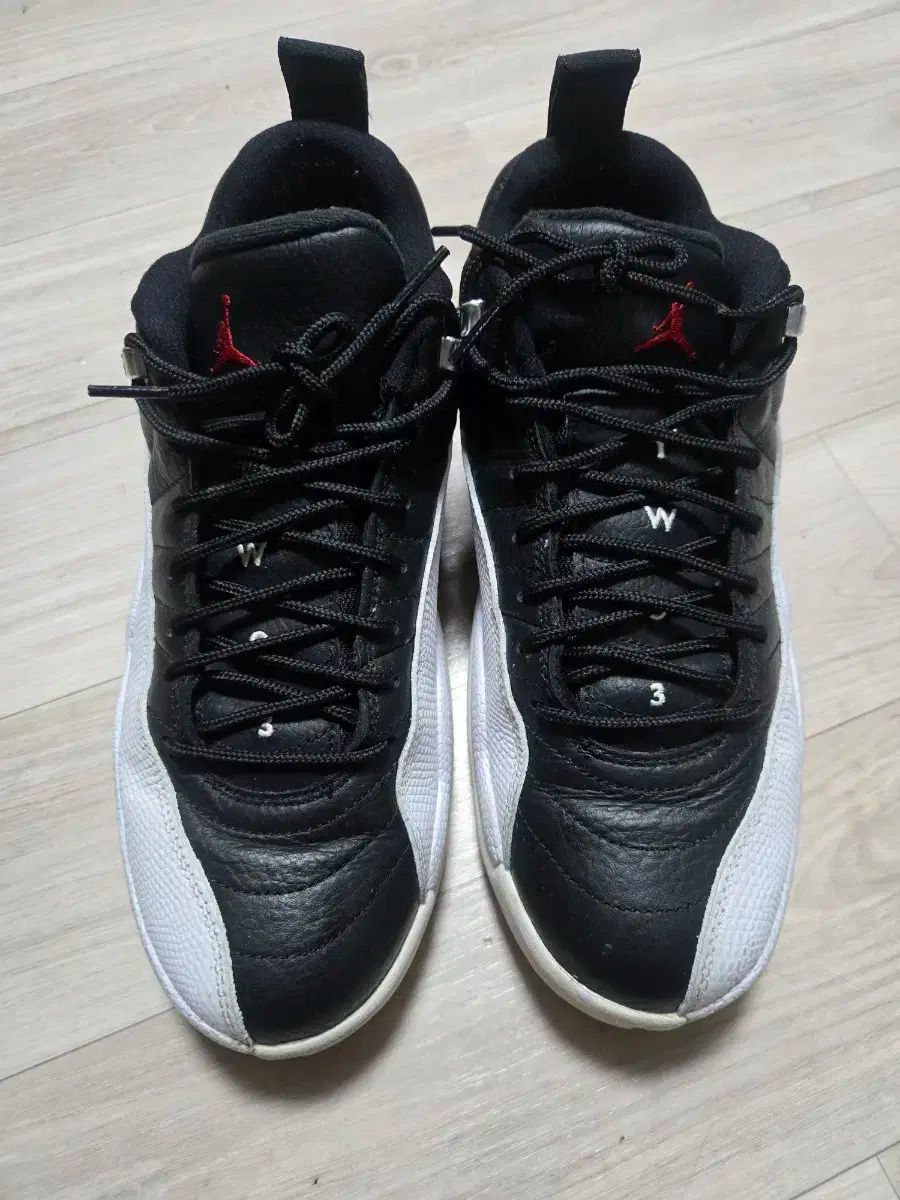 ジョーダン 12 ブラック ホワイト レトロ ロー プレーオフ バスケシューズ