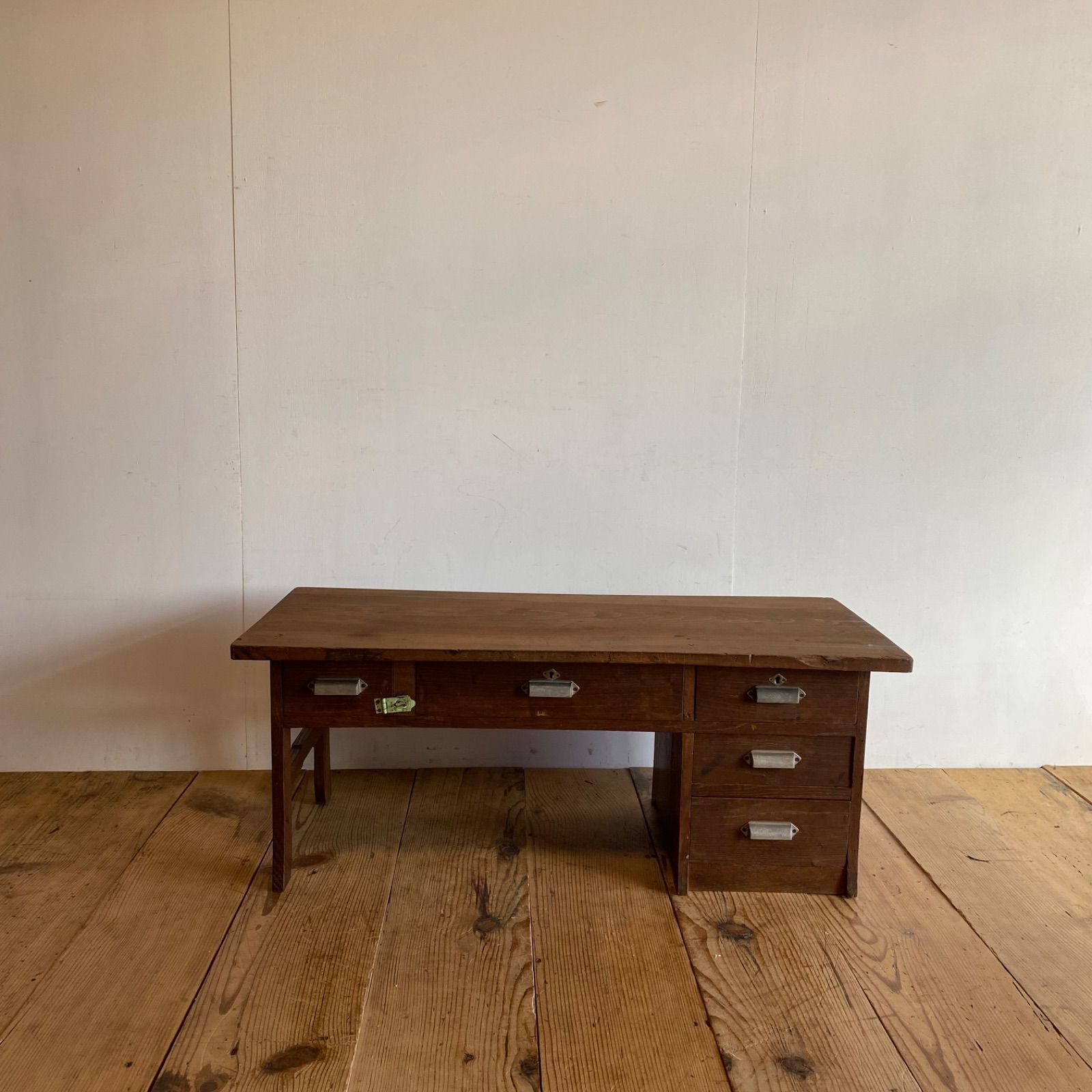 古い木製の机　引き出し2杯　テーブル　ワークデスク　作業台　古家具　古民家 古い木製の机 引き出し2杯 作業台 ワークデスク テーブル 古家具