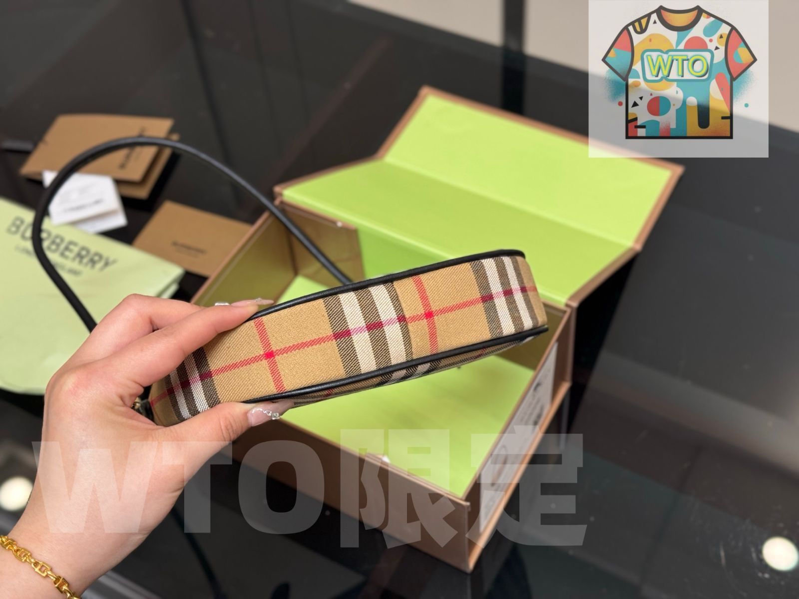 アームポーチ トレンチ風ナイロン