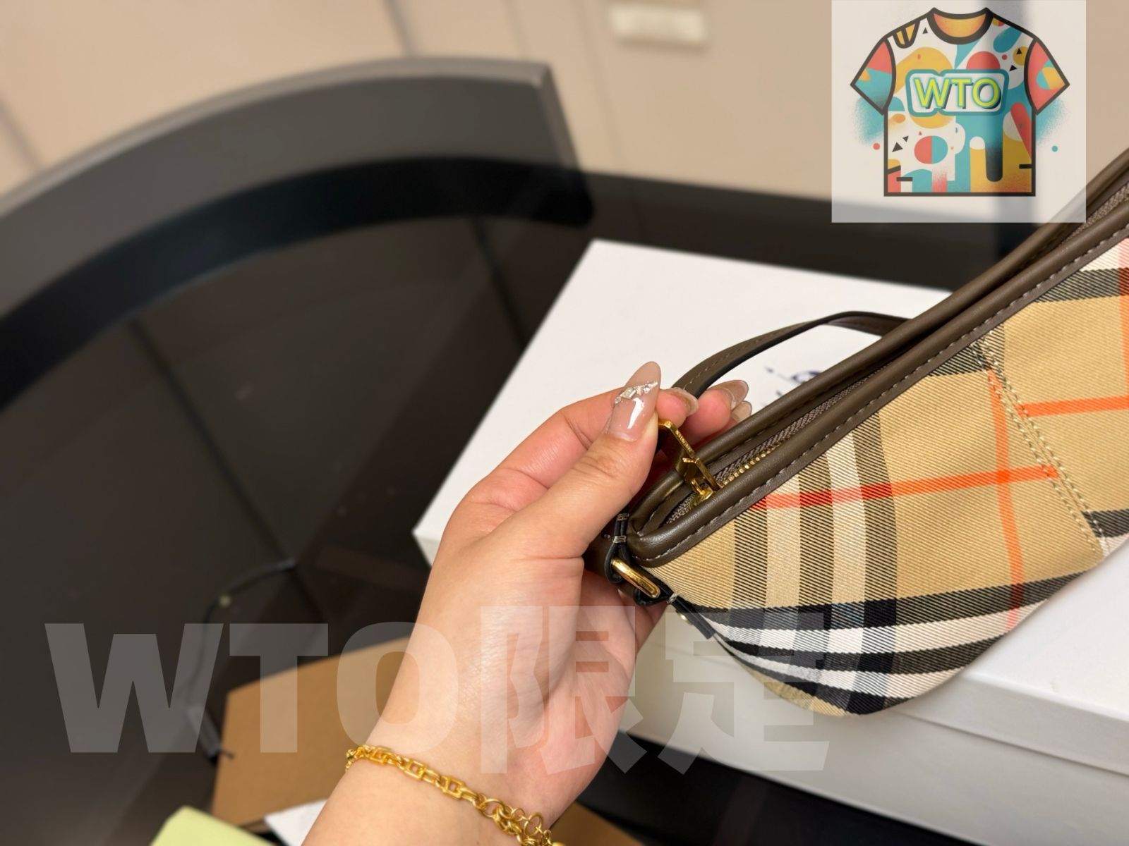 小粋な 今日 Burberry バーバリー ファンデュ ホボバッグ トレンチ風ナイロン 20×9cm