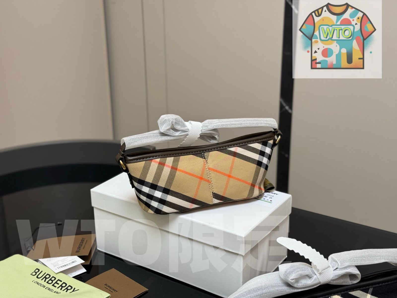 今日 Burberry バーバリー ファンデュ ホボバッグ トレンチ風ナイロン 20×9cm