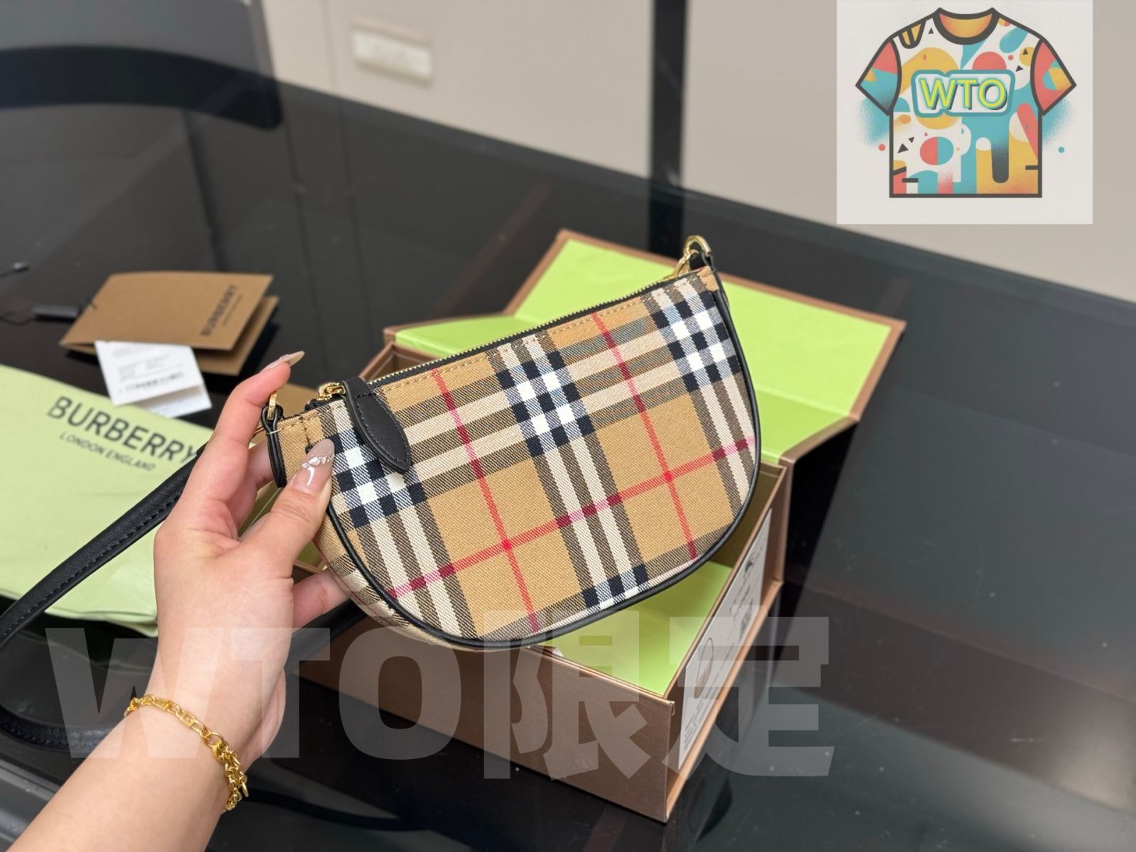 今日 Burberry バーバリー アームポーチ トレンチ風ナイロン 21×12cm