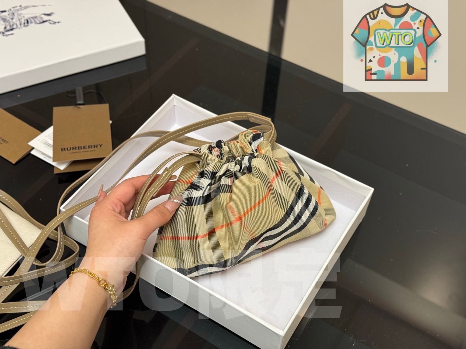 今日 Burberry バーバリー クラウドバッグ トレンチ風ナイロン 22×15cm