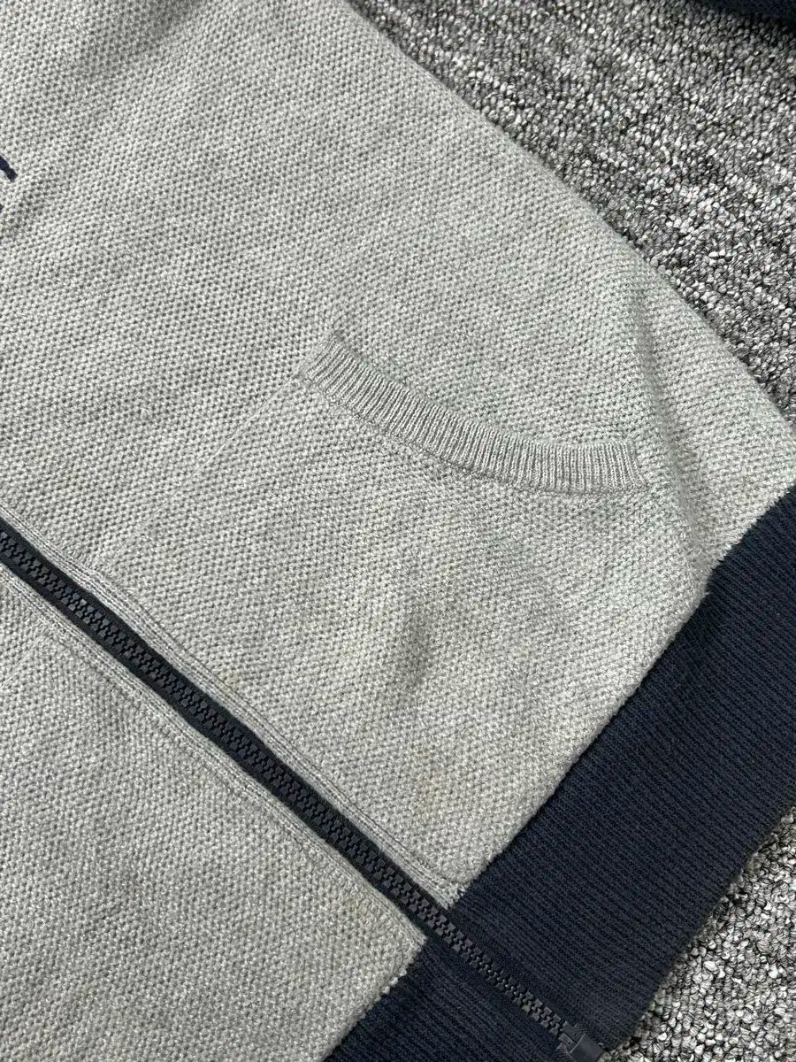 リバーシブル ジップアップニット