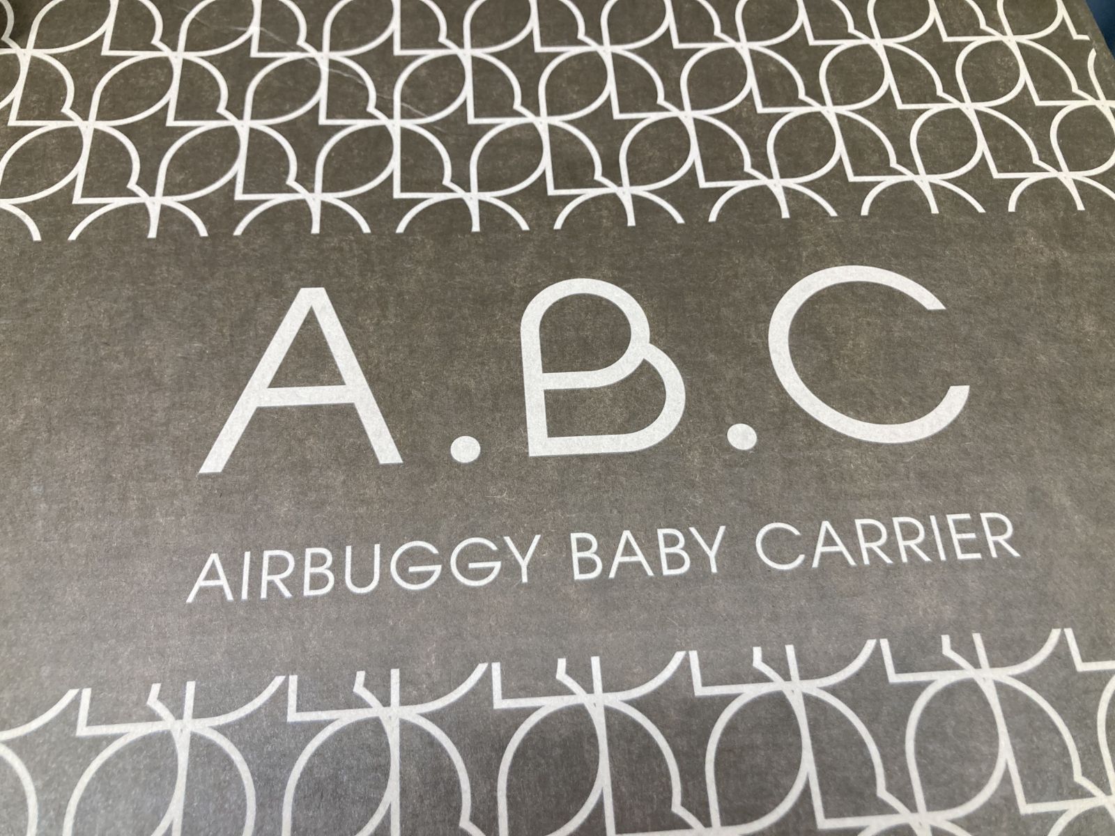 A.B.C. AirBuggy エアバギー ベビーキャリア 抱っこひも ベージュ 新生児 乳児 幼児兼用 抱っこ紐 前向き 背面 対面抱き 使いやすい 軽量設計 通気性