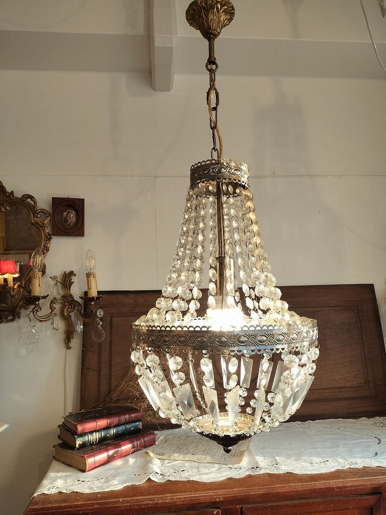 シャンデリア ペンダント ライト フランス アンティーク アイアンのデザインがお洒落なアンティークランプ、フランスの天井付け