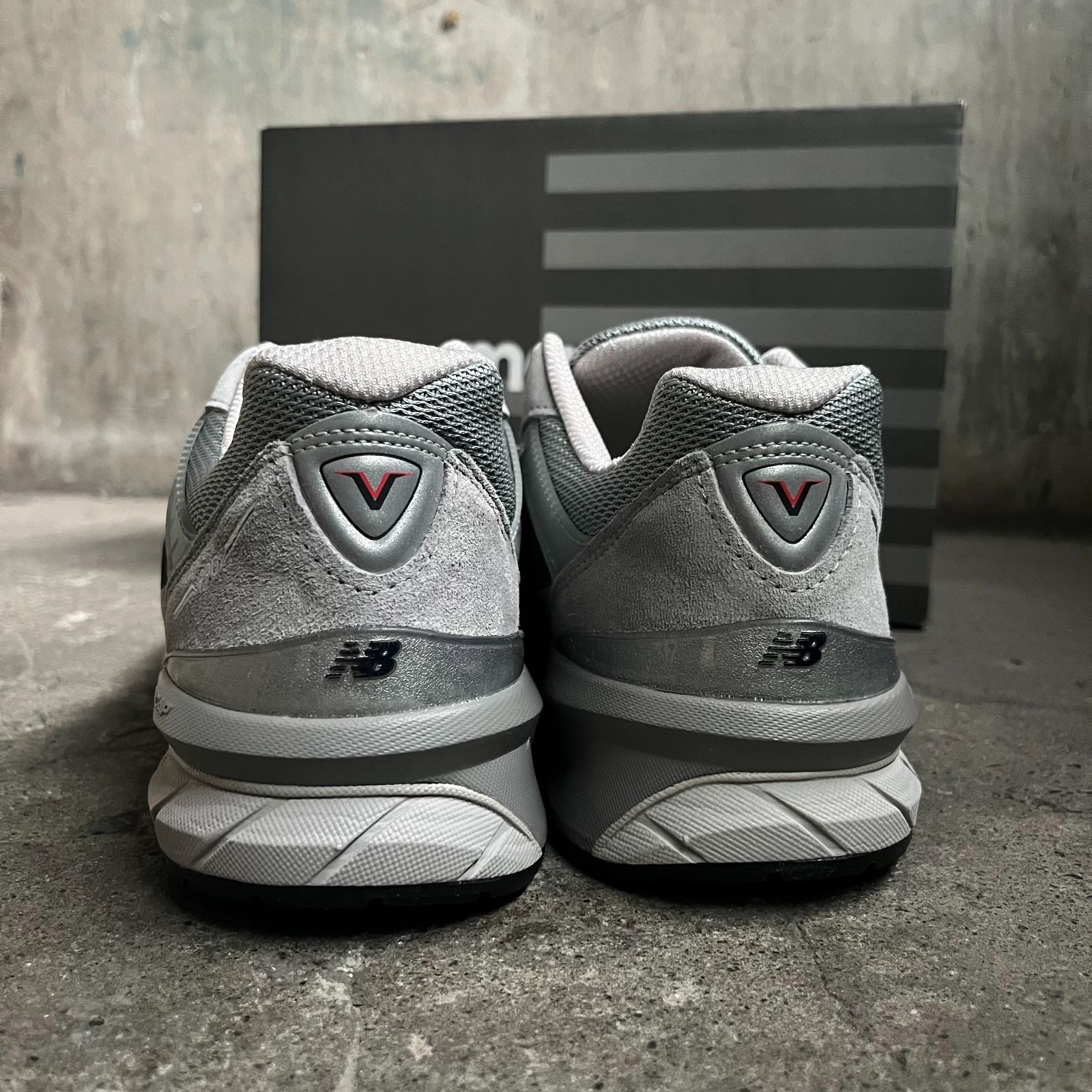 New Balance 990v5 グレー スニーカー 【公式通販】