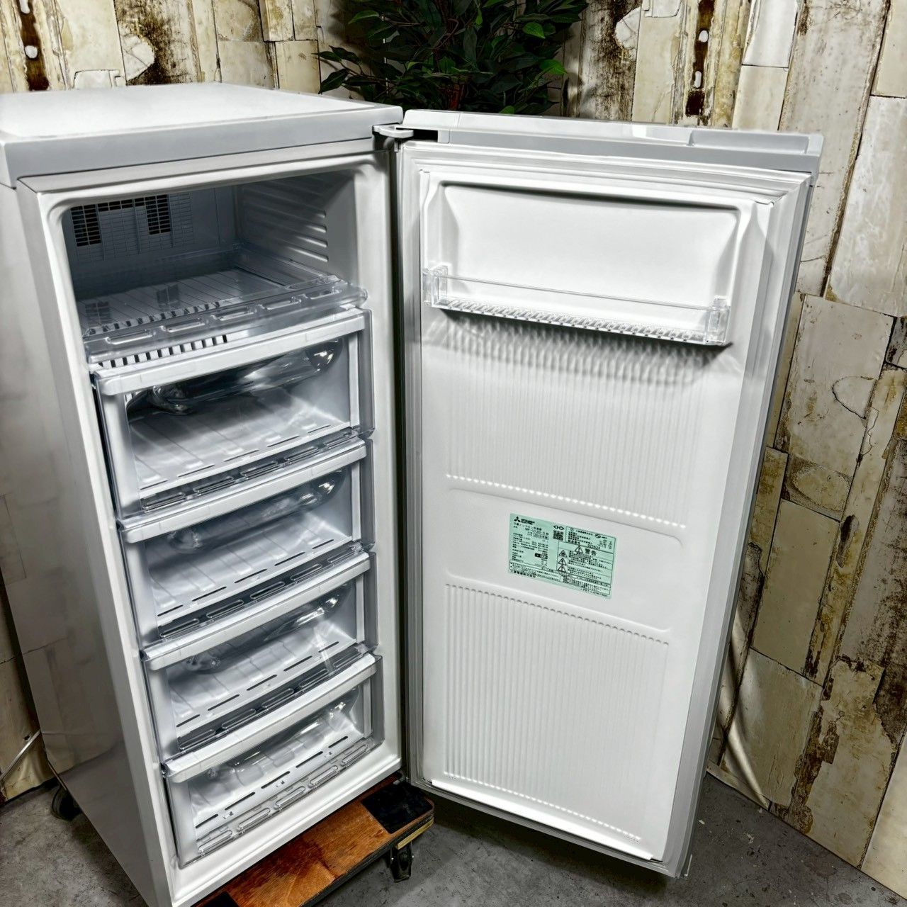 2019年製】MITSUBISHI 三菱 MF-U12D-S ノンフロン冷凍庫 121L - メルカリ