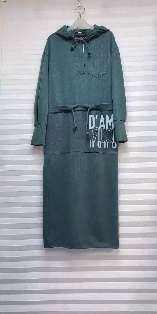 DEWL シャーリング フード ロング丈ワンピース 399千円