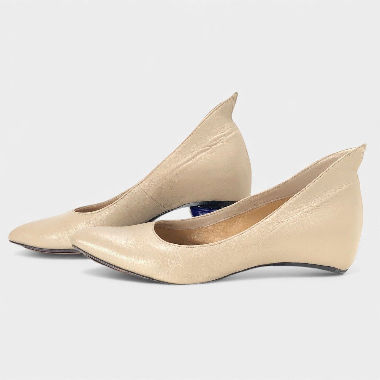 ベージュ ポインテッドトゥ