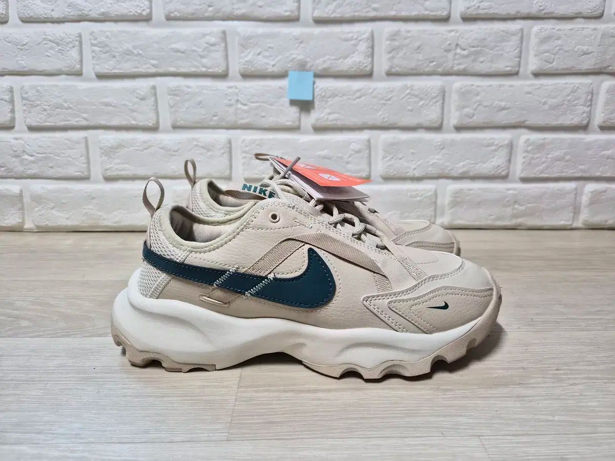 ナイキ TC7900 ライト オア ウッド ブラウン 265mm