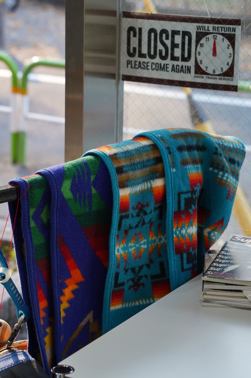 ネイティブ柄 ガレージ