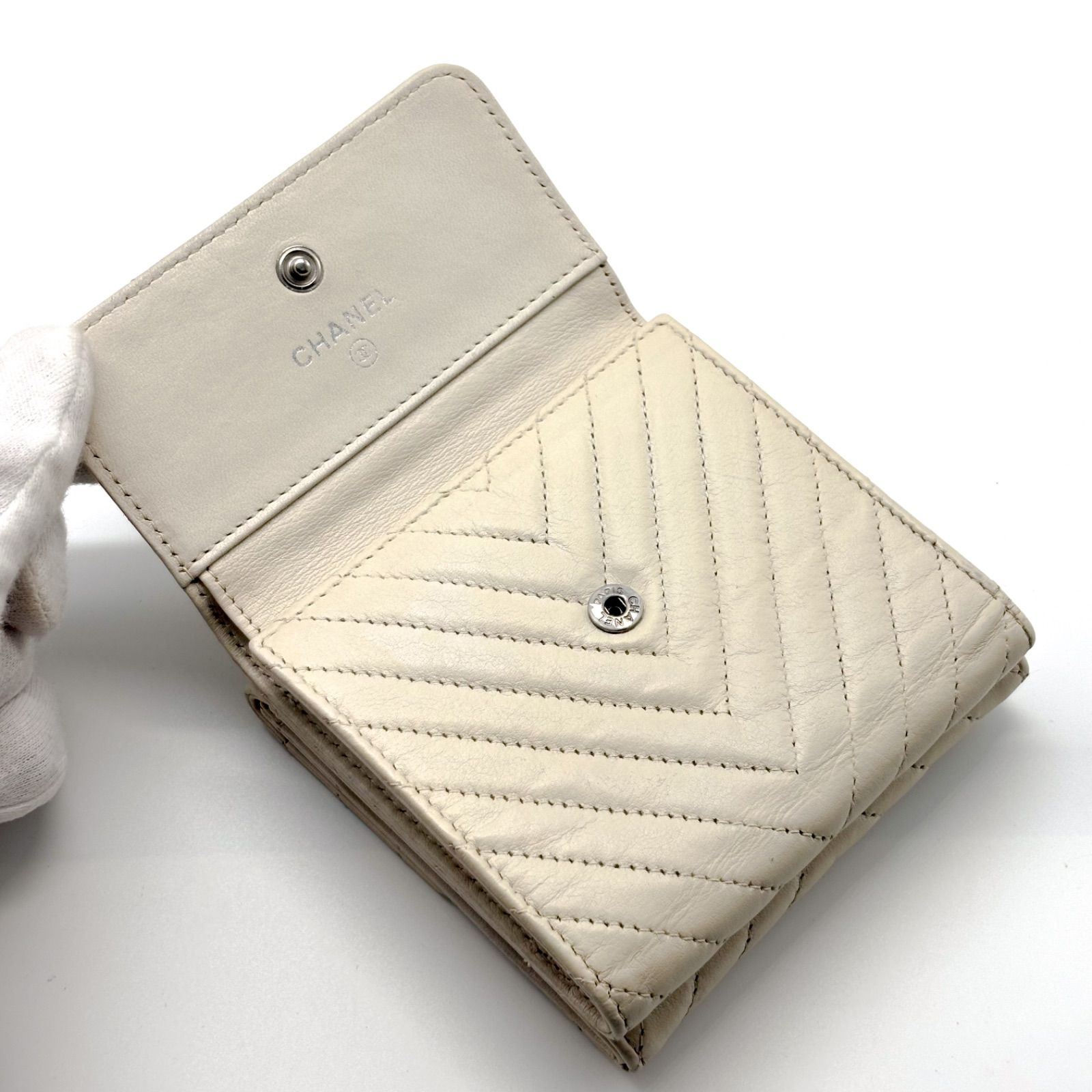 極美品✨】シャネル 財布 シェブロン Wホック 三つ折 - メルカリ
