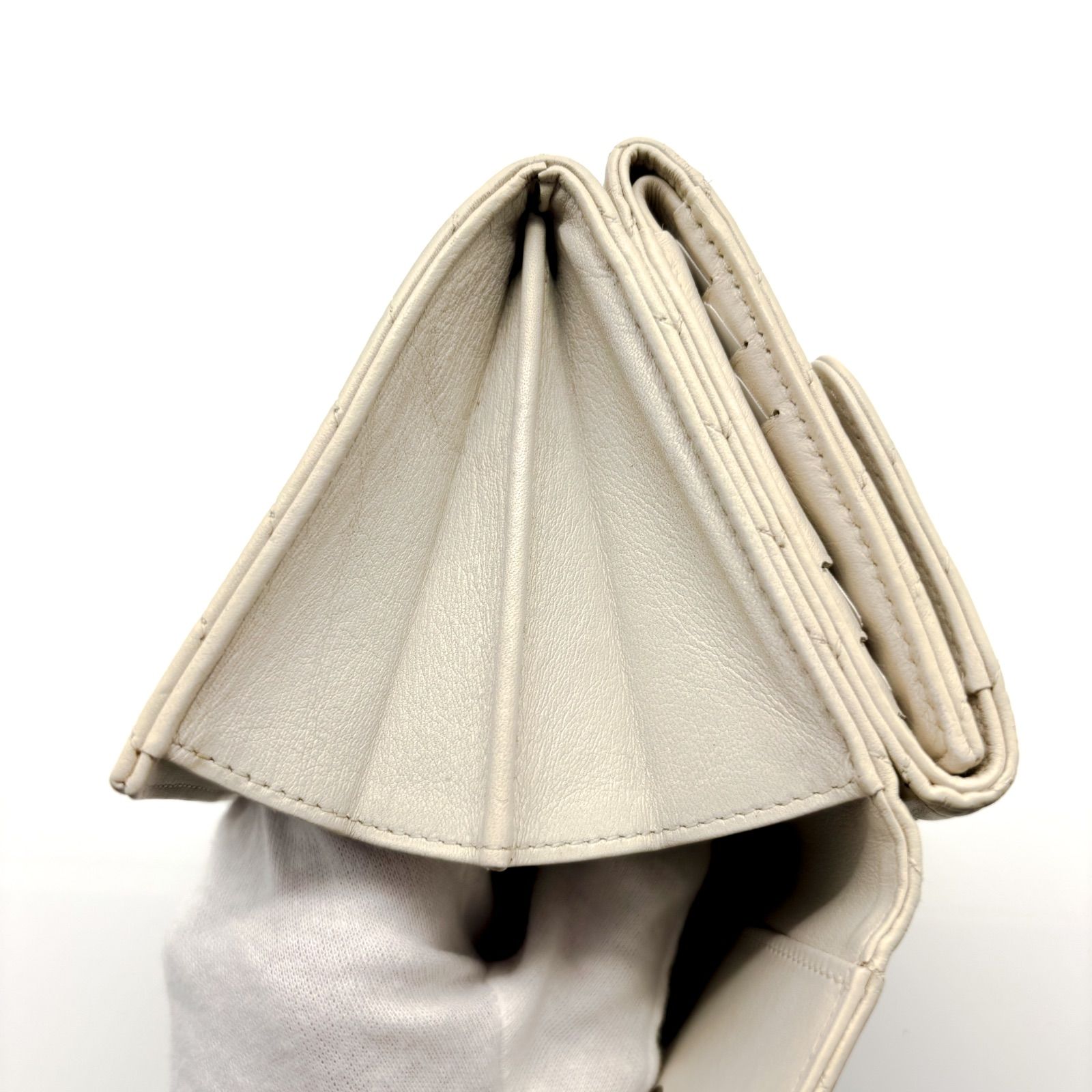 【極美品✨】シャネル シェブロン Wホック 三つ折 財布 極美品✨】シャネル 財布 シェブロン Wホック 三つ折 - メルカリ