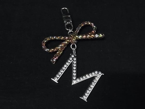 □美品□ ANTEPRIMA アンテプリマ ラインストーン イニシャル M リボン