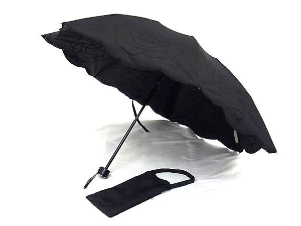 イヴ・サンローラン　折りたたみ傘　花柄刺繍　ブラック　傘カバー付き　未使用品 イヴ・サンローラン 折りたたみ傘 花柄刺繍 ブラック 傘カバー付き 未