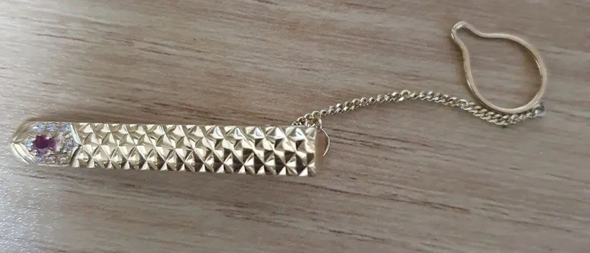 金色のネクタイピン ルビー キュービック装飾