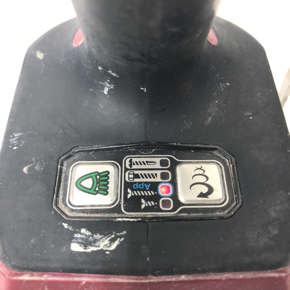 ケースの留め具一部ゆるめ WH